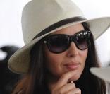 Monica Bellucci est une véritable icône de mode : lunettes oversize et panama, elle a tout bon ! 