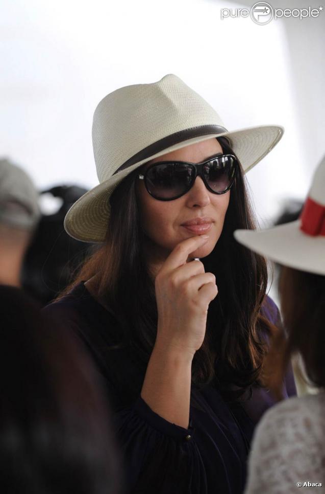 Monica Bellucci est une véritable icône de mode : lunettes oversize et panama, elle a tout bon ! 