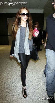 C'est qu'elle a l'air pressée la Lindsay Lohan ! Elle n'a heureusement pas oublié ses lunettes oversize !
