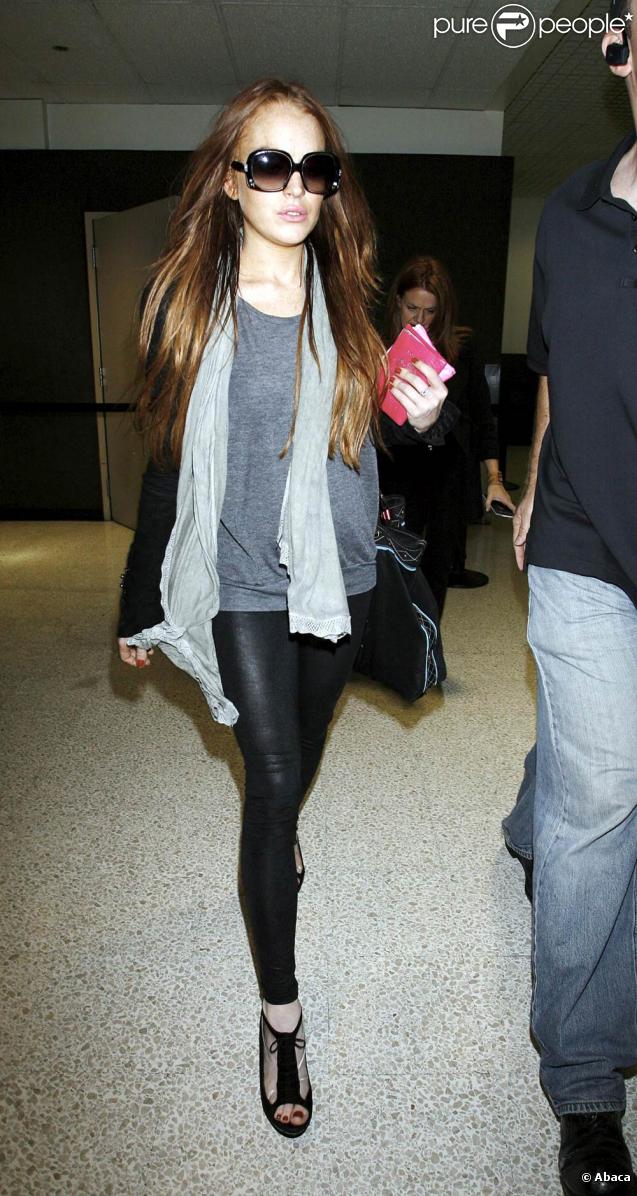 C'est qu'elle a l'air pressée la Lindsay Lohan ! Elle n'a heureusement pas oublié ses lunettes oversize ! 