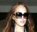 C'est qu'elle a l'air pressée la Lindsay Lohan ! Elle n'a heureusement pas oublié ses lunettes oversize !