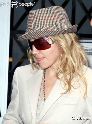 Passer à côté d'une tendance ? Impensable pour Madonna : lunettes oversize sur le nez, la Madone a tout capté !