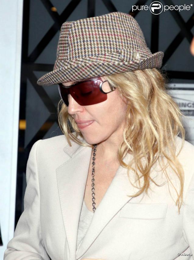 Passer à côté d'une tendance ? Impensable pour Madonna : lunettes oversize sur le nez, la Madone a tout capté ! 
