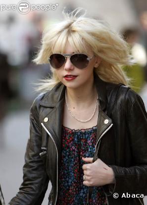 Taylor Momsen préfère les lunettes aviateurs pour parfaire son look : bien joué !