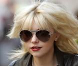 Taylor Momsen préfère les lunettes aviateurs pour parfaire son look : bien joué ! 