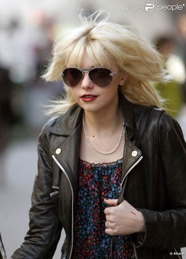 Taylor Momsen préfère les lunettes aviateurs pour parfaire son look : bien joué ! 