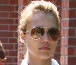 Avec les lunettes aviateurs, Jessica Alba a perdu son sourire... ça ira mieux après une tasse de café ! 