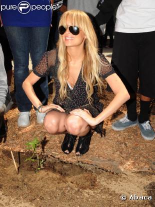 Toutes les lunettes de soleil lui vont : Nicole Richie est exquise avec ses lunettes aviateurs... même pour faire du jardinage !