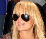 Toutes les lunettes de soleil lui vont : Nicole Richie est exquise avec ses lunettes aviateurs... même pour faire du jardinage ! 
