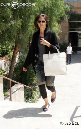 Katie Holmes n'a pas l'air contente. Pourtant, elle devrait : elle a tout bon avec ses lunettes aviateurs !