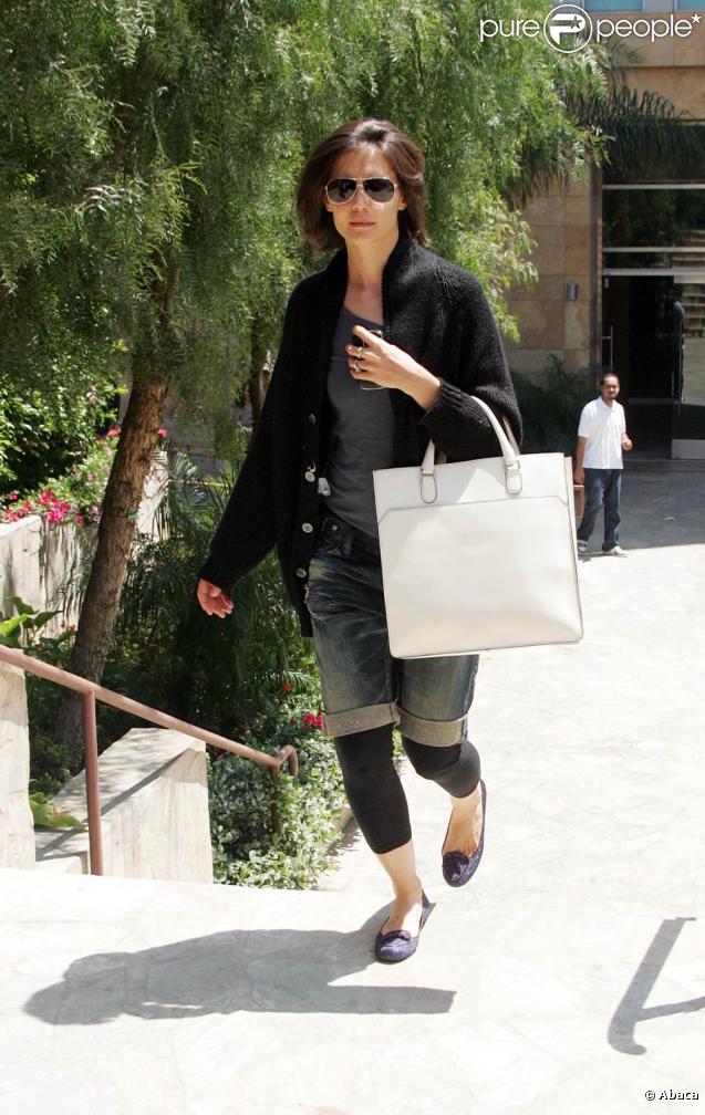 Katie Holmes n'a pas l'air contente. Pourtant, elle devrait : elle a tout bon avec ses lunettes aviateurs ! 