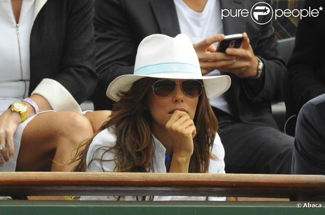 L'adorable Eva Longoria est concentrée... mais le cache derrière ses lunettes aviateurs