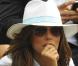 L'adorable Eva Longoria est concentrée... mais le cache derrière ses lunettes aviateurs