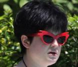 Kelly Osbourne sait aussi jouer la carte de l'originalité avec ces lunettes rouges extravagantes qui tranchent avec sa tenue noire ! 