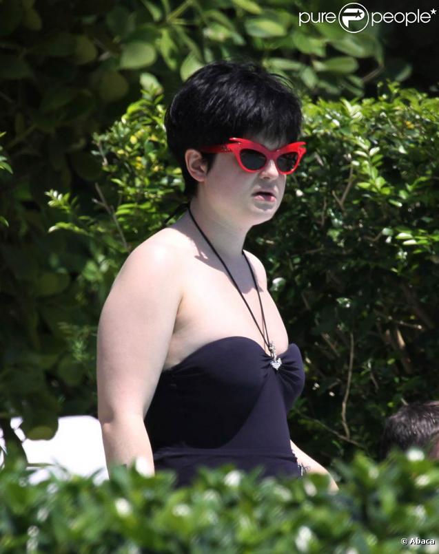 Kelly Osbourne sait aussi jouer la carte de l'originalité avec ces lunettes rouges extravagantes qui tranchent avec sa tenue noire ! 