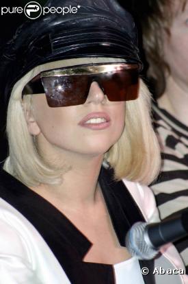 Lady Gaga ne connait pas la sobriété.. elle le prouve encore une fois avec ses lunettes très originales !