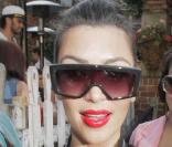 Kim Kardashian aime les formes géométriques et le prouve dans le choix de ses lunettes : un choix (presque) carré ! 