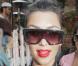 Kim Kardashian aime les formes géométriques et le prouve dans le choix de ses lunettes : un choix (presque) carré !