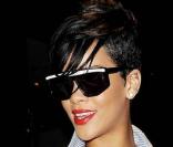 Même quand elle a un look sobre, Rihanna ne passe pas inaperçue. Et pour cause, elle choisit le bon accessoire : ses lunttes ! 
