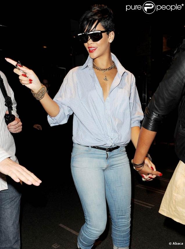 Même quand elle a un look sobre, Rihanna ne passe pas inaperçue. Et pour cause, elle choisit le bon accessoire : ses lunttes ! 