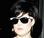 Sobre, mais tendance : Kelly Osbourne ne voudrait pas sortir sans ses Wayfarer, must-have de cette saison 