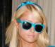 Paris Hilton, la bimbo, a bien sûr assorti ses Wayfarer à sa tenue... d'où ce joli bleu turquoise !
