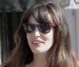 Liv Tyler suit la tendance et mise sur les Wayfarer : avec deux couleurs, c'est plus tendance ! La touche funky de sa tenue ! 