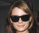 Mischa Barton a tout compris : pour se la jouer "star", une paire de Wayfarer fait l'affaire