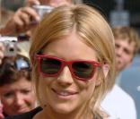 Sienna Miller a choisi ses Wayfarer en version rouge pour un effet encore plus détonnant. 