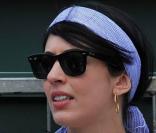 Pour applaudir son amoureux sur le court et ne manquer aucune de ses balles, Nolwenn Leroy compte sur ses Wayfarer.