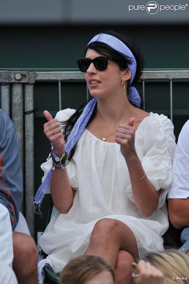 Pour applaudir son amoureux sur le court et ne manquer aucune de ses balles, Nolwenn Leroy compte sur ses Wayfarer.