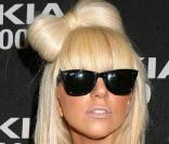 Toujours déjantée, Lady Gaga maîtrise néanmoins son look : en tendance rock'n roll, elle n'oublie pas ses Wayfarer !  