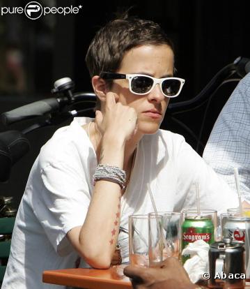 Inspirée par sa dulcinée toujours lookée, Samantha Ronson devient fashion et mise sur les Wayfarer... même pour prendre une bière !