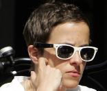 Inspirée par sa dulcinée toujours lookée, Samantha Ronson devient fashion et mise sur les Wayfarer... même pour prendre une bière ! 