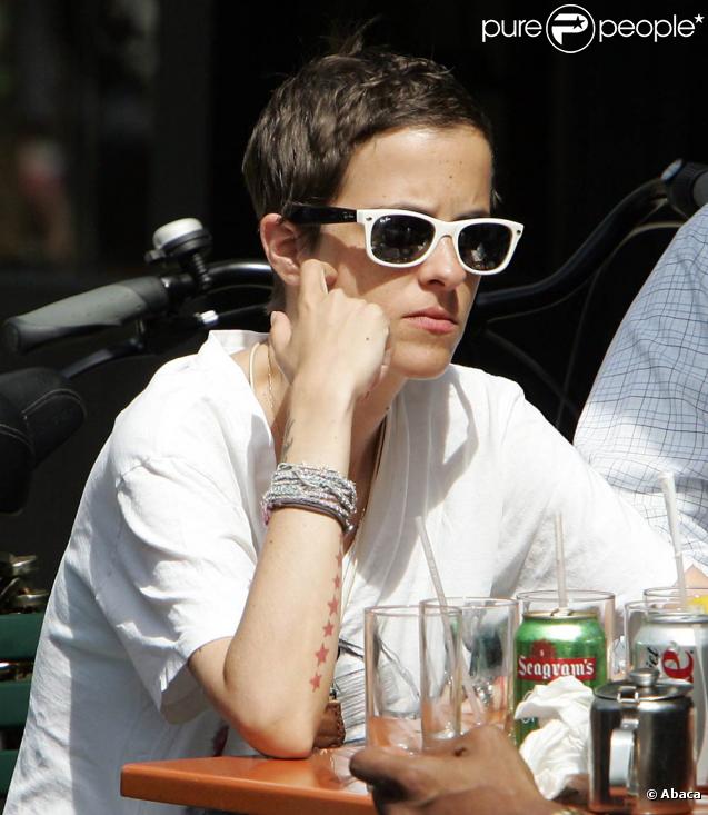 Inspirée par sa dulcinée toujours lookée, Samantha Ronson devient fashion et mise sur les Wayfarer... même pour prendre une bière ! 
