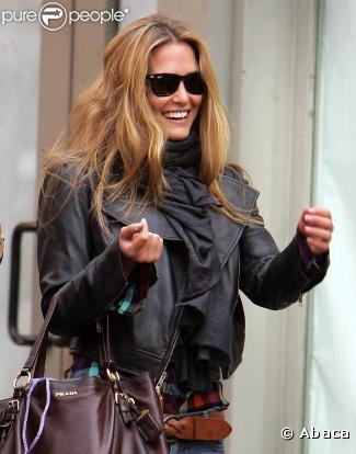 Bar Refaeli : même ses lunettes Wayfarer n'arrivent pas à cacher son radieux sourire !