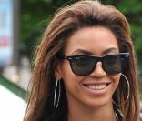 Beyoncé suit la tendance et mise sur les Wayfarer, les lunettes incontournables de la saison