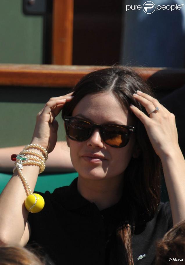 Rachel Bilson a tout faux avec son bracelet, mais tout bon avec ses Wayfarer, les lunettes incontournables de la saison