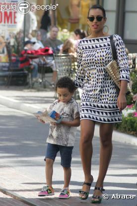 Solange Knowles n'a rien à envier à sa soeur Beyoncé, côté mode : ses Wayfarer sur le nez, elle est "hype"