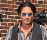 Johnny Depp s'apprête à participer à l'émission de David Letterman, à New York (25 juin 2009)