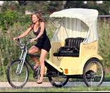 Jennifer Aniston, sur le tournage de  Bounty Hunter , conduit un pousse-pousse, pieds nus et vêtue d'une tenue de working-girl ! Dure dure la vie d'actrice !