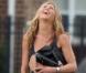 Jennifer Aniston, morte de rire, s'éclate en pédalant...  sur un pousse-pousse !