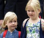 Alexia et Amalia devant leur école aujourd'hui, un grand jour pour les deux princesses 