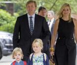Alexia et Amalia devant leur école aujourd'hui avec leurs parents 