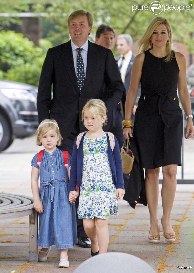 Alexia et Amalia devant leur école aujourd'hui avec leurs parents 