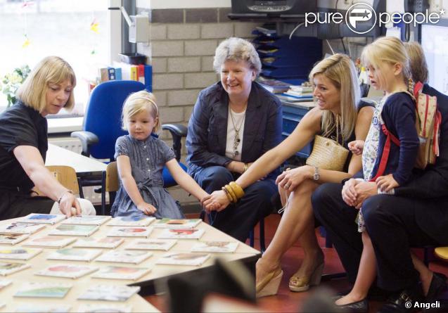 Alexia et Amalia un grand jour pour les deux princesses ! La plus jeune, Alexia, a été introduite aux autres élèves ainsi qu'aux enseignantes. 