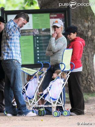  Britney Spears, ses enfants, Sean Preston et Jayden James ainsi que son boyfriend Jason Trawick se promènent dans Hyde Park à Londres le 13 juin 2009 
