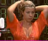 Incroyable ! Cindy prend sa douche... habillée !