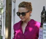 Kylie Minogue à Londres, avec un style toujours aussi chic... et coloré !