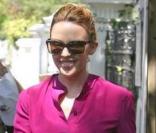 Kylie Minogue à Londres, avec un style toujours aussi chic... et coloré !